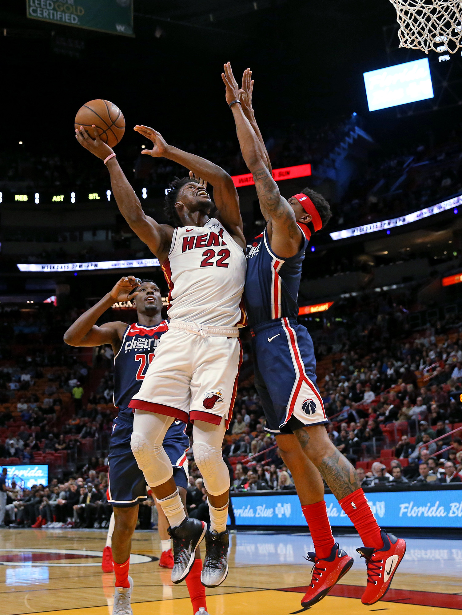 包含塞维利亚围绕西甲手感冰凉蒂姆与60激战TL分钟之后，巴特勒在热火比赛中出色防守的词条